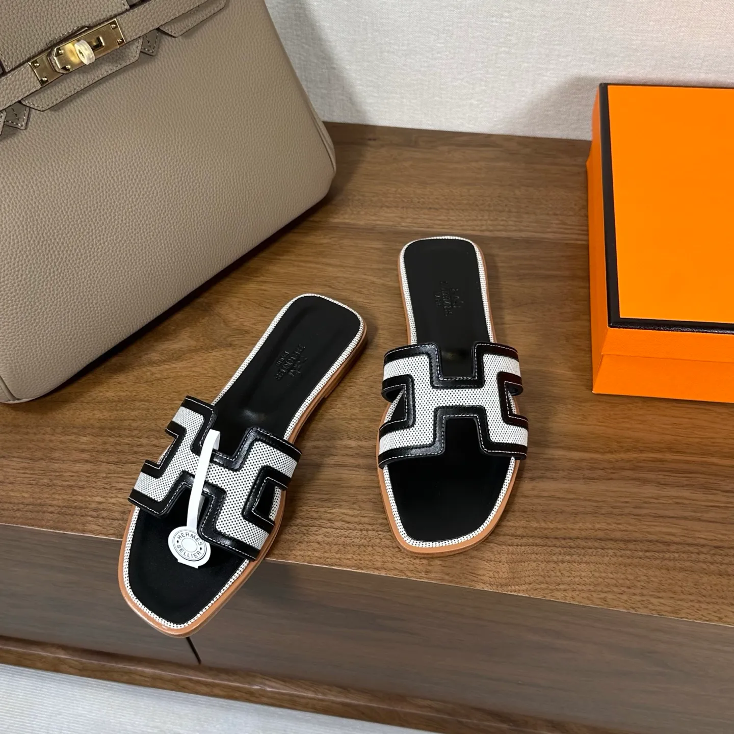 👟👟Ex-factory price 440👟👟 Hermes Hermes H slippers Oasis sandals series——————————Fashionable and versatile Super comfortable Every detail is made to the extreme Original swift calfskin Original 1:1 exclusive private mold upper/original leather outsole ▪️Packaging: Each pair of shoes comes with packaging ▪️SIZE: 35~42 (.40.41.42 customization is non-refundable and non-exchangeable)